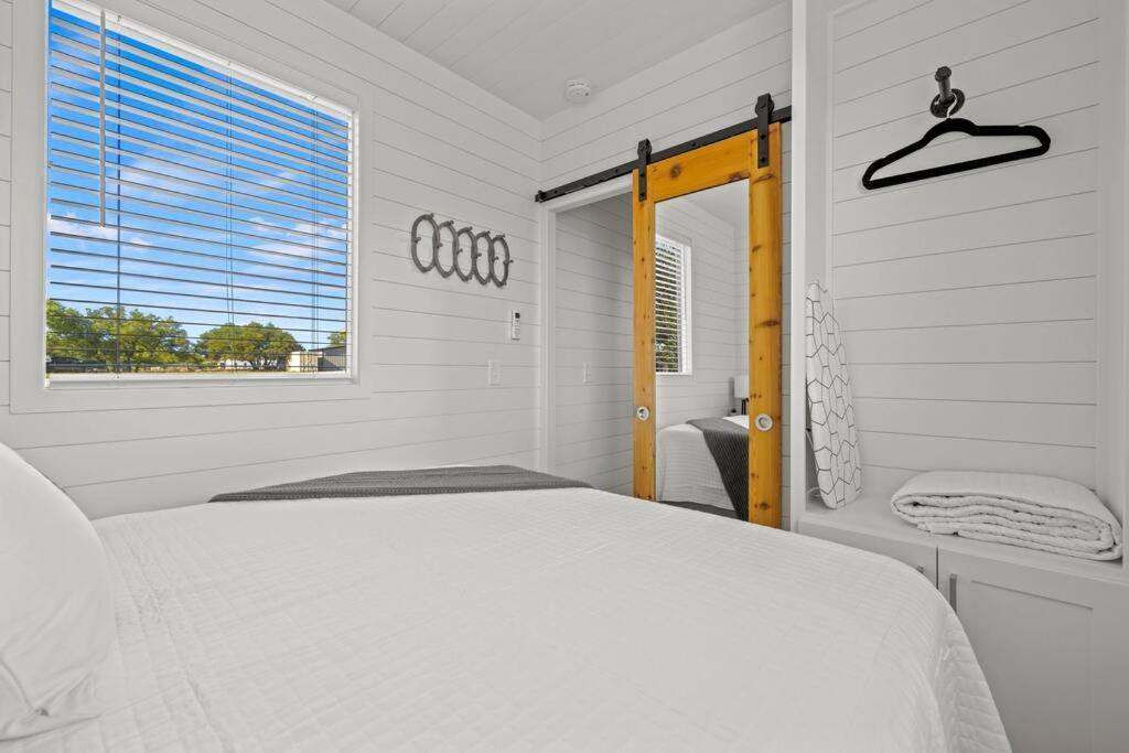 New! The Texas Longhorn-Luxury Container Home Fredericksburg Extérieur photo